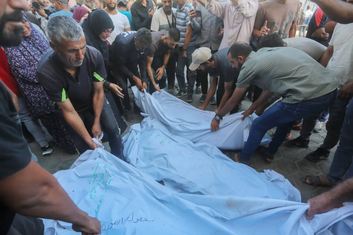 Os corpos dos palestinos mortos no ataque israelense são levados ao Hospital dos Mártires de Al-Aqsa na cidade de Deir al-Balah para funeral e sepultamento, na Faixa de Gaza em 2 de outubro de 2024 [Ashraf Amra/ Agência Anadolu]
