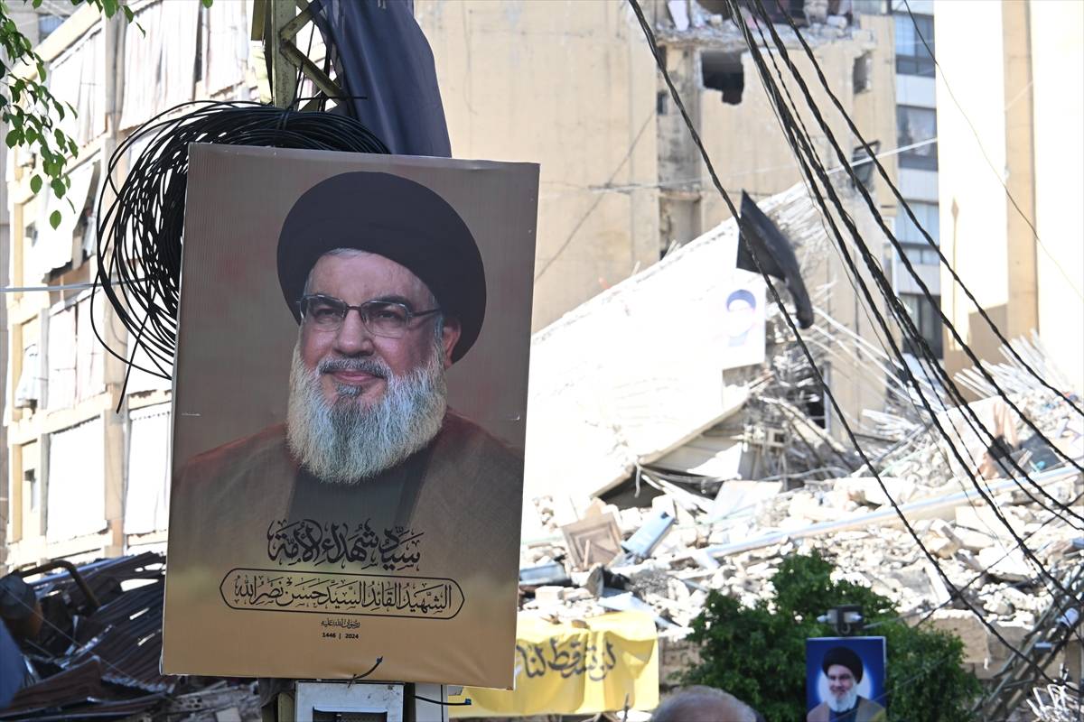 Retrato de Hassan Nasrallah, falecido secretário-geral do movimento Hezbollah, em meio aos escombros deixados por bombardeios israelenses a Beirute, capital do Líbano, em 2 de outubro de 2024 [Houssam Shbaro/Agência Anadolu]
