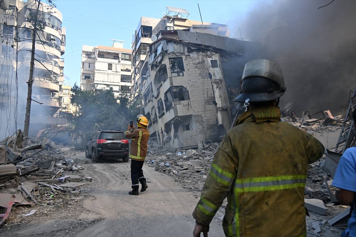 Equipes de resgate buscam vítimas entre os escombros após ataques aéreos israelenses a Beirute, capital do Líbano, em 3 de outubro de 2024 [Houssam Shbaro/Agência Anadolu]
