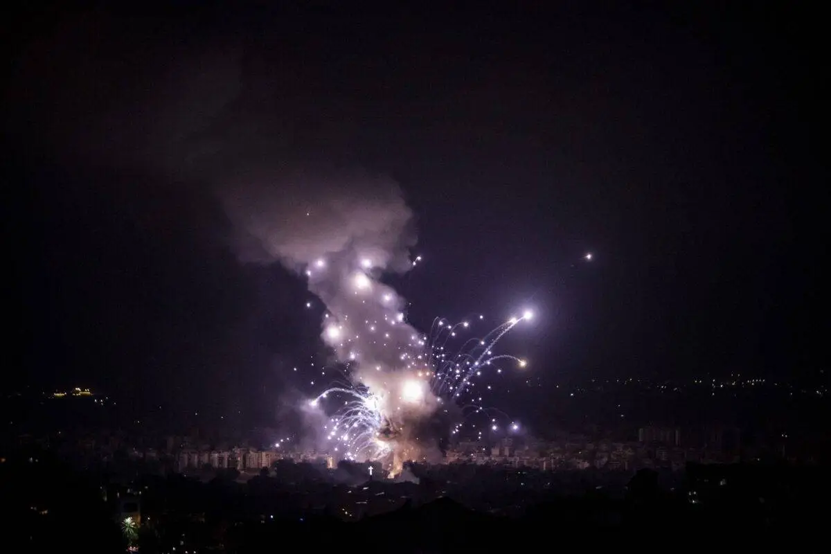 Fumaça e chamas sobem entre prédios após um ataque israelense na região de Dahieh em Beirute, Líbano, em 6 de outubro de 2024 [Bruno Thevenin/Agência Anadolu]
