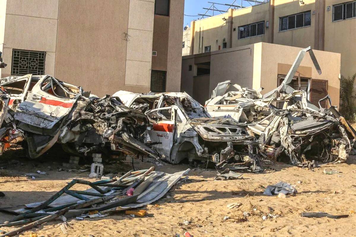 Dezenas de ambulâncias destruídas por ataques israelenses ao Hospital Nasser, em Khan Younis, na Faixa de Gaza, em 9 de outubro de 2024 [Abed Rahim Khatib/Agência Anadolu]
