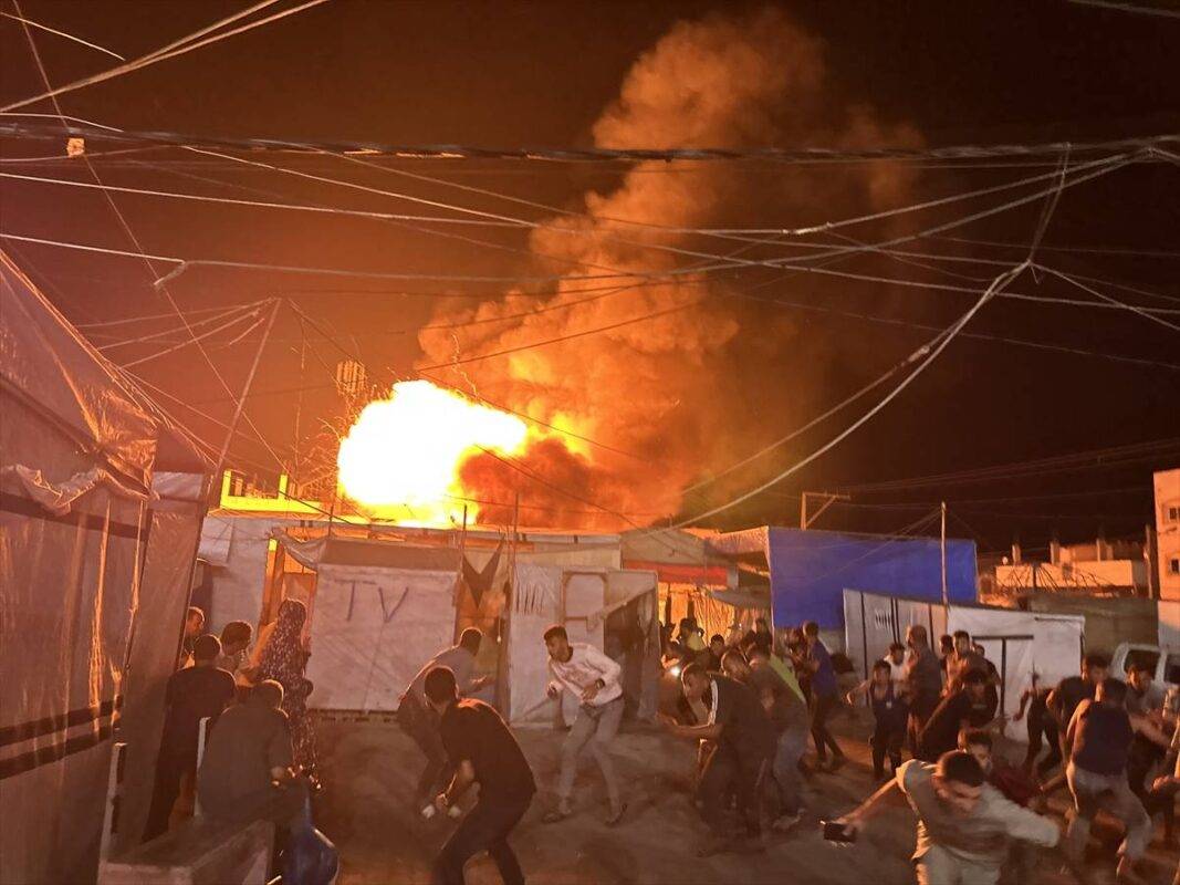 Chefe humanitária interina descreveu imagens de pacientes e deslocados abrigados perto do hospital Al Aqsa, queimando vivas [Abdallah Fs Alattar/Agência Anadolu]
