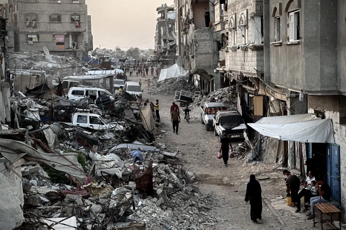 Palestinos na cidade de Khan Yunis são fotografados tentando sobreviver em seu cotidiano, apesar dos prédios destruídos e das condições difíceis, em Khan Yunis, Gaza, em 13 de outubro de 2024 [Doaa Albaz/Agencia Anadolu ]
