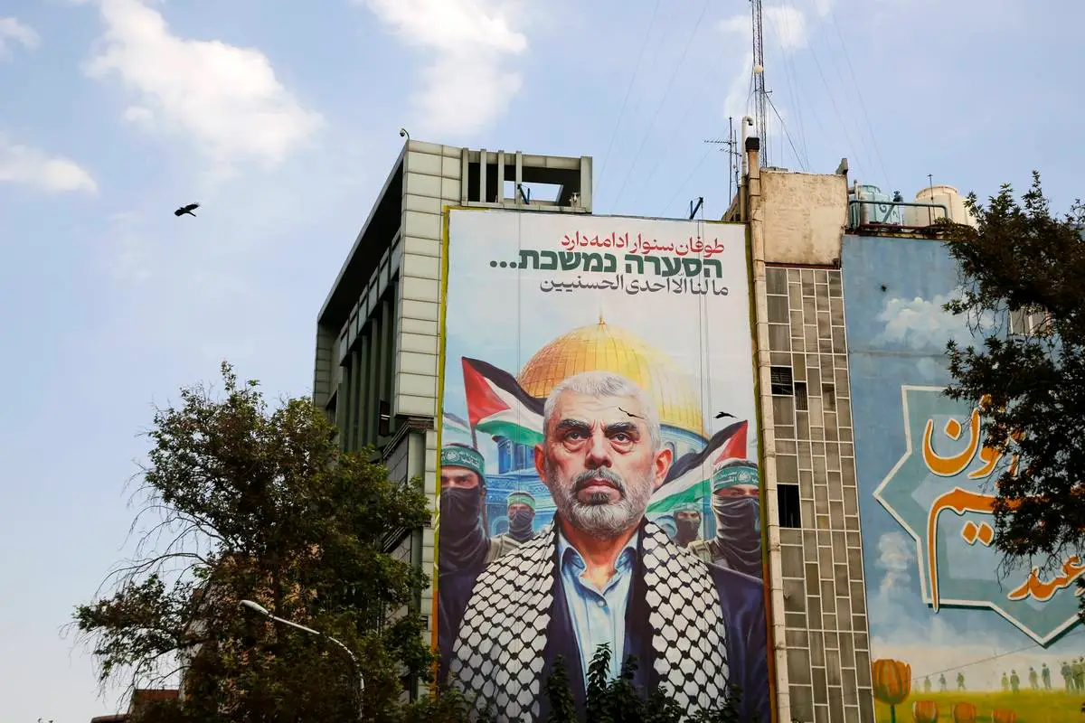 Retrato de Yahya Sinwar, líder do movimento palestino Hamas, nas ruas de Teerã, no Irã, em 19 de outubro de 2024 [Fatemeh Bahrami/Agência Anadolu]
