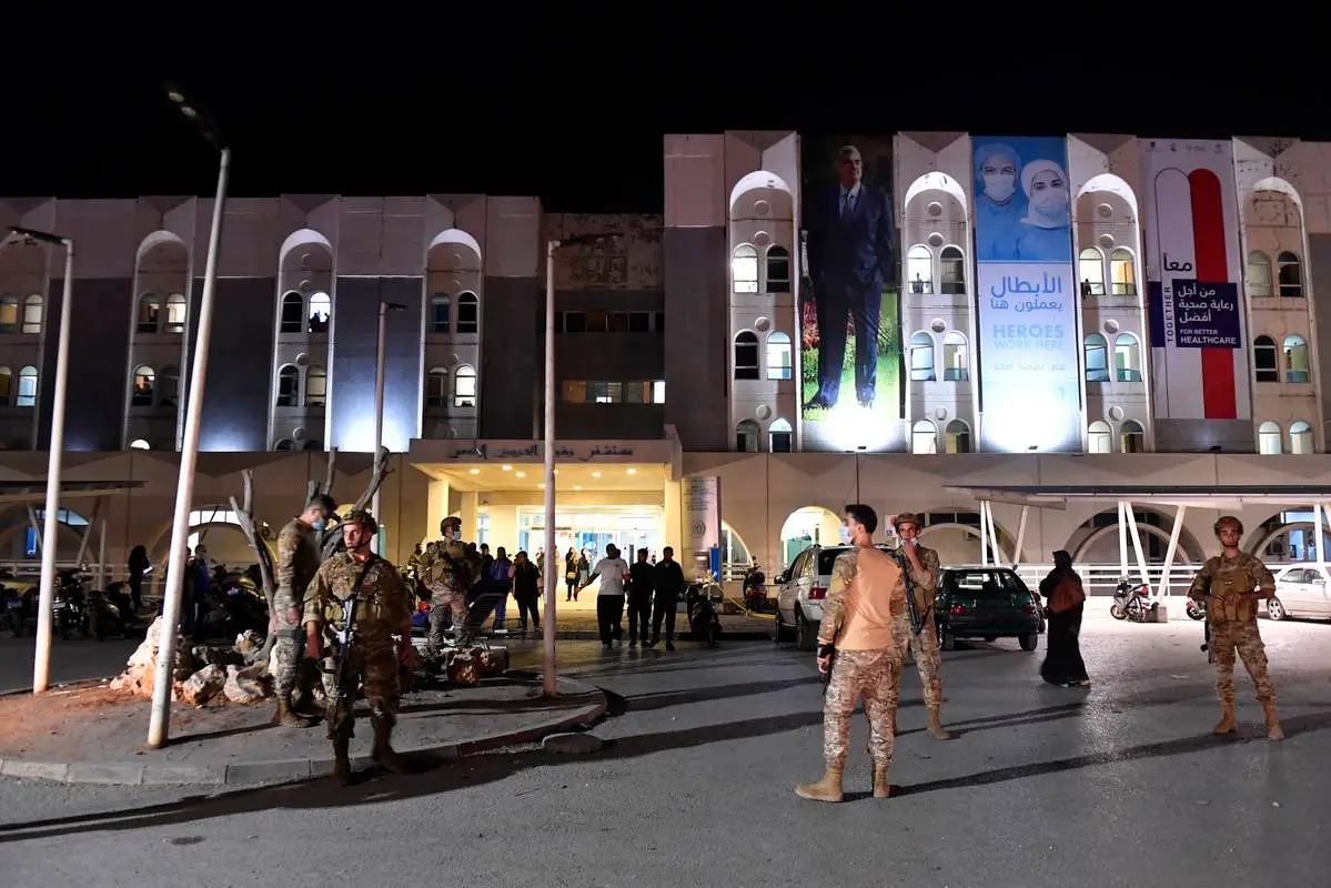 Forças libanesas tomam medidas de segurança ao redor do Hospital Universitário Rafik Hariri após um ataque israelense perto da área, matando pelo menos 4 e ferindo 24 em Beirute, Líbano, em 22 de outubro de 2024. [Houssam Shbaro – Agência Anadolu]

