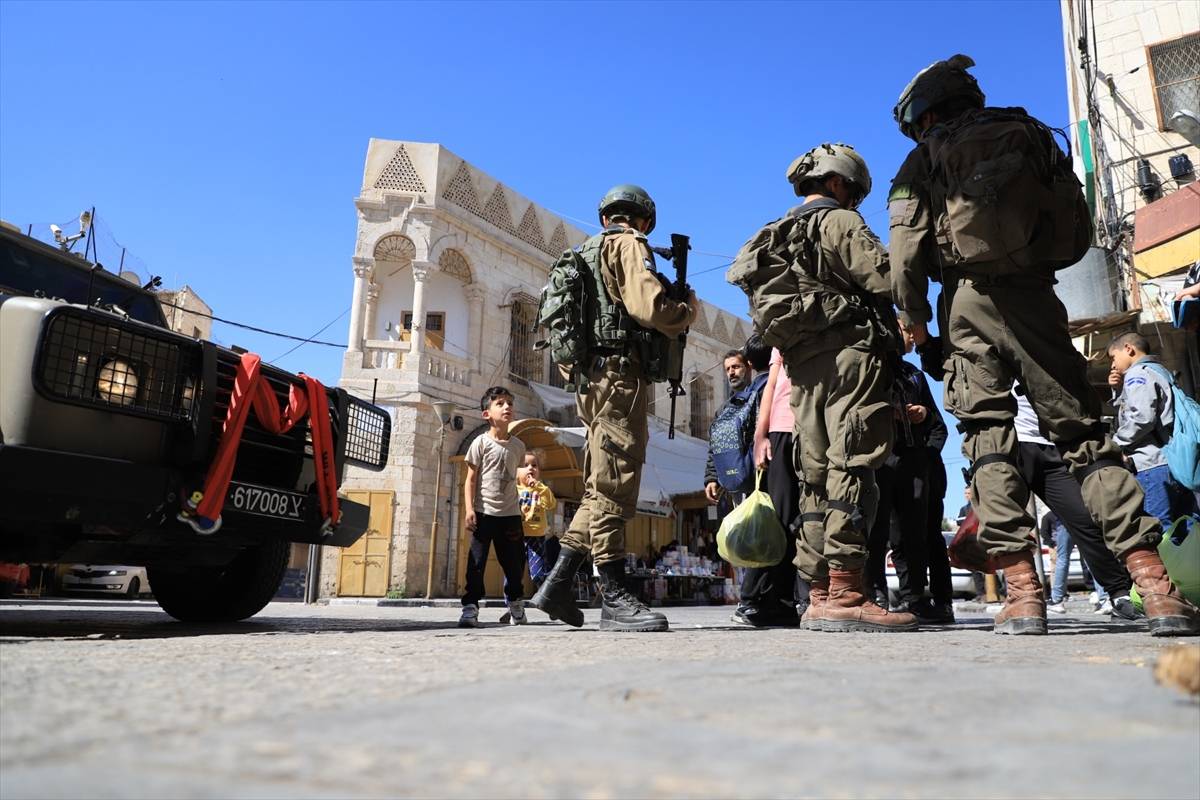 Soldados israelenses invadem a Cidade Velha de Hebron (Al-Khalil), na Cisjordânia ocupada, em 22 de setembro de 2024 [Amer Shallodi/Agência Anadolu]
