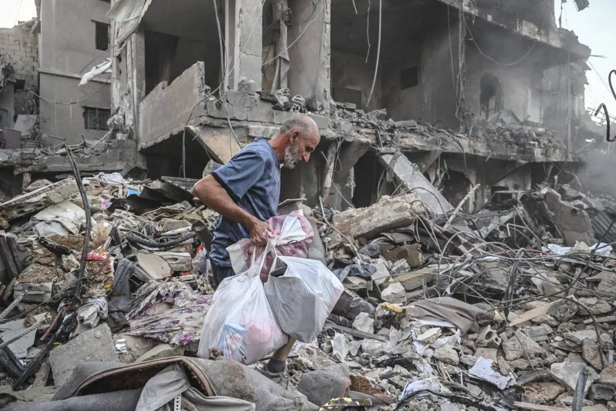 Operações de resgate após bombardeios de Israel no entorno do Hospital Público Rafic Hariri, em Beirute, capital do Líbano, em 22 de outubro de 2024 [Murat Sengül/Agência Anadolu]
