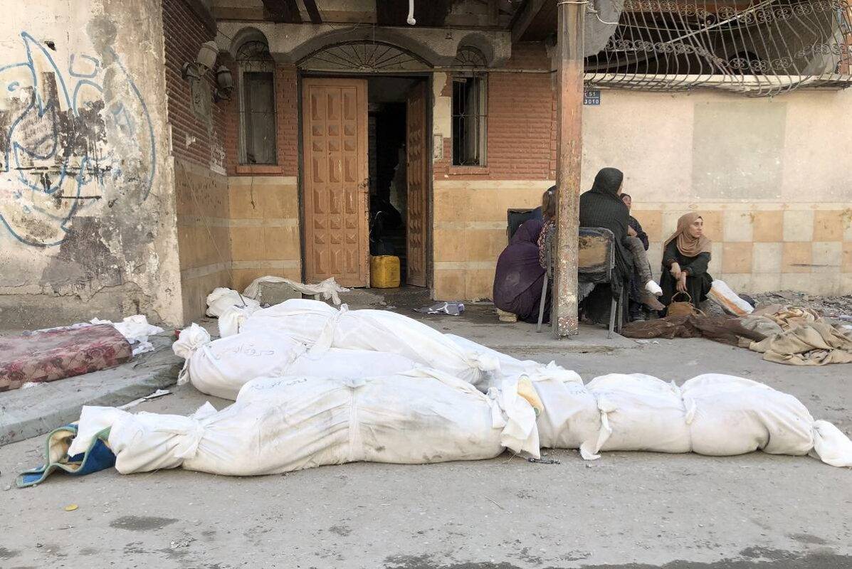 Palestinos mortos por ataques israelenses em Beit Lahia, norte de Gaza, em 29 de outubro de 2024 [Khalil Ramzi Alkahlut/Agência Anadolu]
