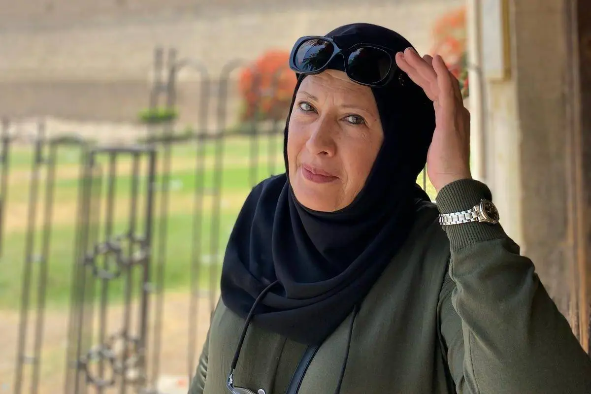 Dra. Soma Baroud, morta em 9 de outubro dentro de um táxi bombardeado por aviões de guerra israelenses, em Khan Younis, em Gaza [Reprodução/Redes sociais]
