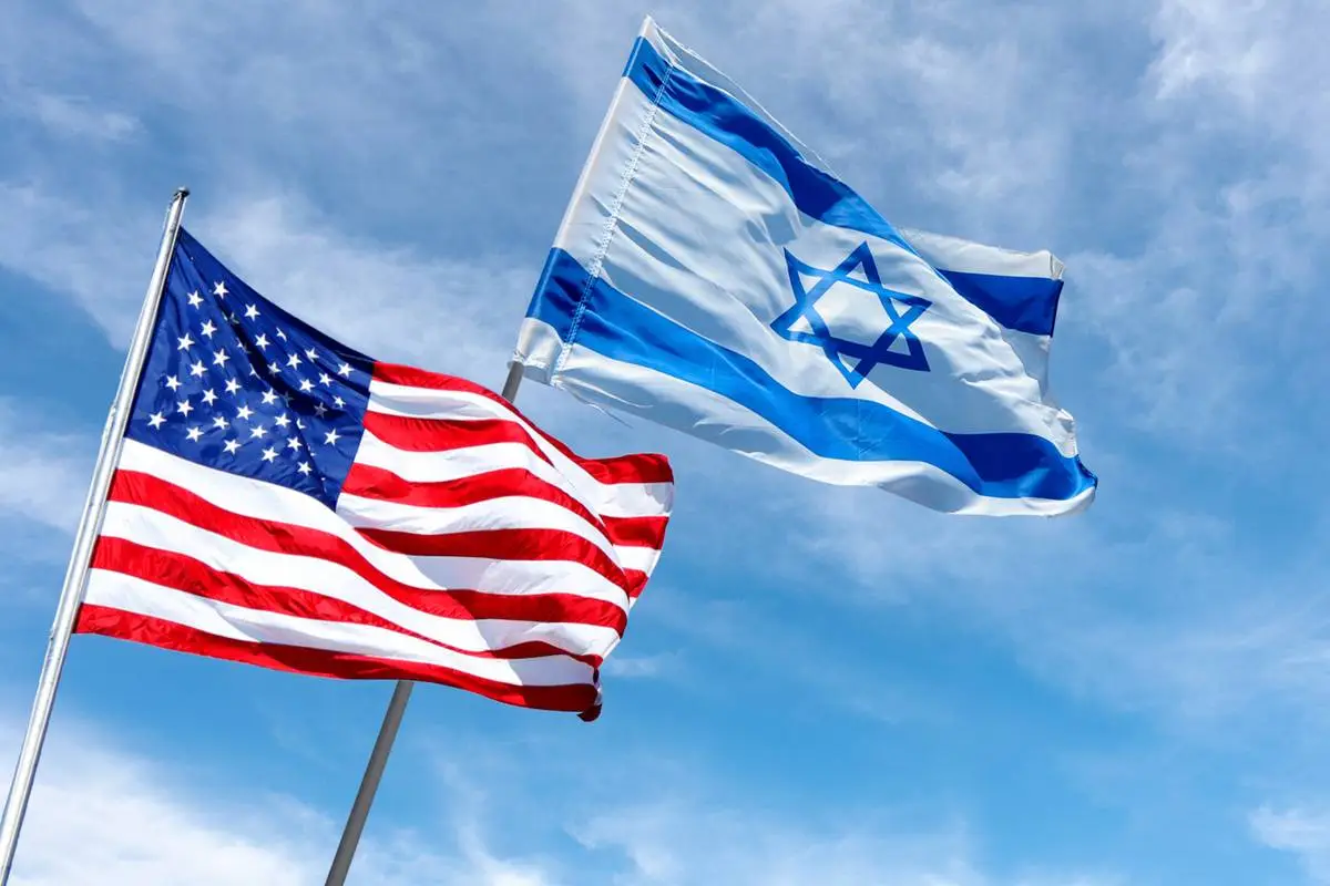 Bandeiras dos Estados Unidos e de Israel perto da Embaixada Americana em Jerusalém, Israel. [Foto via Getty Images]
