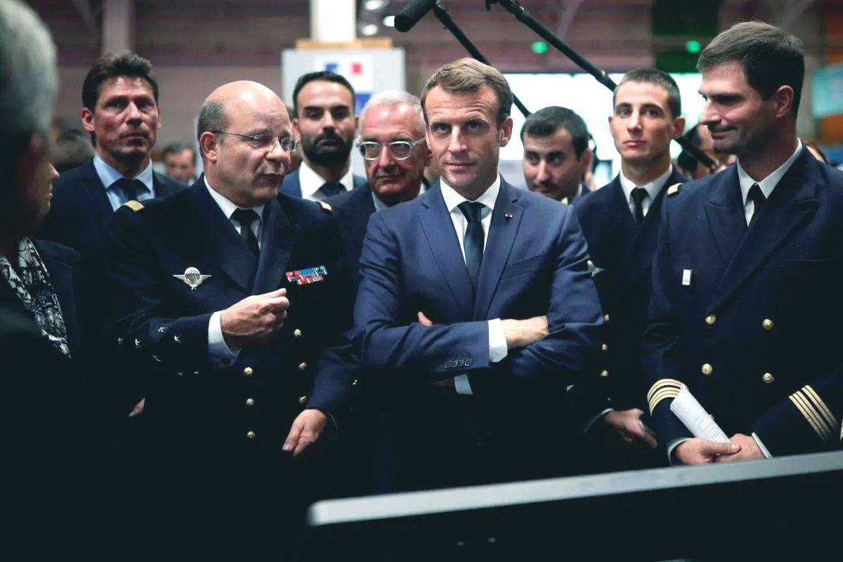 Presidente da França, Emmanuel Macron, visita Feira Euronaval em Le Bourget, na zona metropolitana de Paris, em 23 de outubro de 2018 [Benoit Tessier/AFP via Getty Images]
