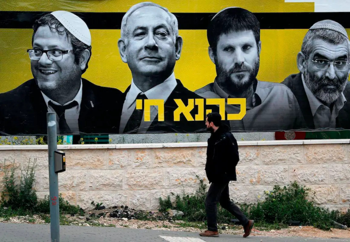 Retratos do primeiro-ministro Benjamin Netanyahu, Itamar Ben-Gvir, Bezalel Smotrich e Michael Ben Ari, em Jerusalém. [Thomas Coex/AFP via Getty Images]

