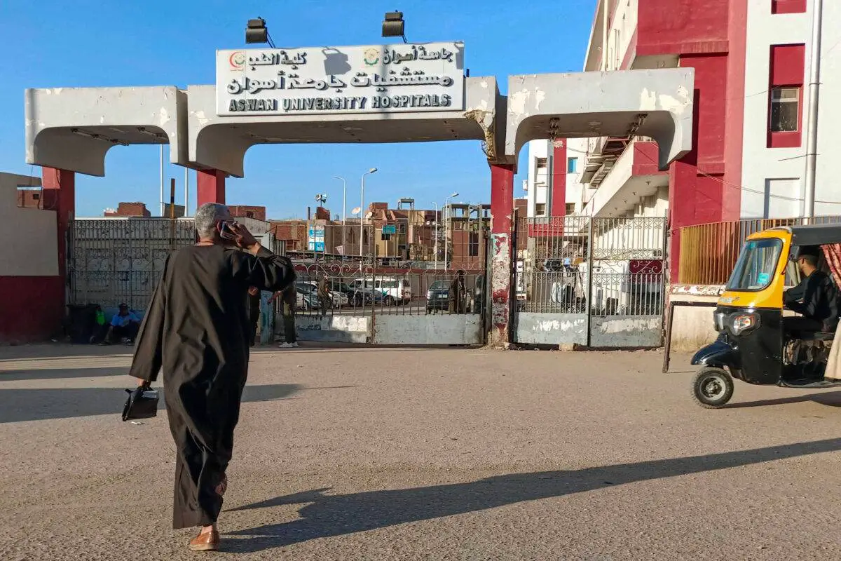Um homem caminha do lado de fora do Hospital Universitário de Aswan, na cidade de Aswan, no sul do Egito, em 13 de abril de 2022 [AFP via Getty Images]