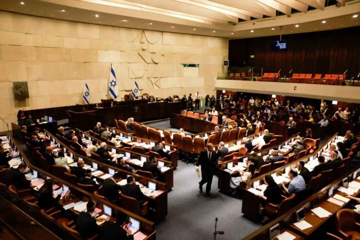Sessão do parlamento de Israel (Knesset), em Jerusalém ocupada, 30 de junho de 2022 [Menahem Kahana/AFP via Getty Images]
