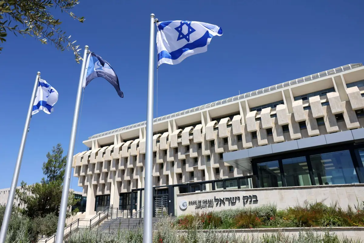 Foto de 23 de agosto de 2022 mostra exterior da sede do Banco de Israel, o banco central do país, em Kiryat Ben-Gurion, em Jerusalém [Ahmad Gharabli/AFP via Getty Images]
