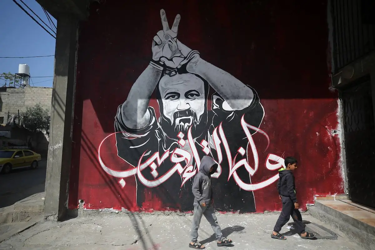 Mural retrata o líder palestino Marwan Barghouti, do movimento Fatah, no campo de refugiados de Jabalia, no norte de Gaza, em 16 de abril de 2023 [Majdi Fathi/NurPhoto]