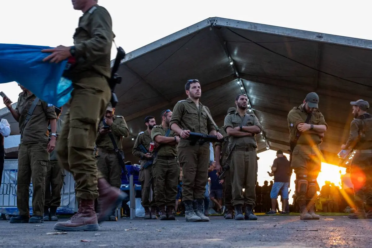 Soldados e reservistas israelenses no sul de Israel em 13 de novembro de 2023 [Alexi J. Rosenfeld/Getty Images]

