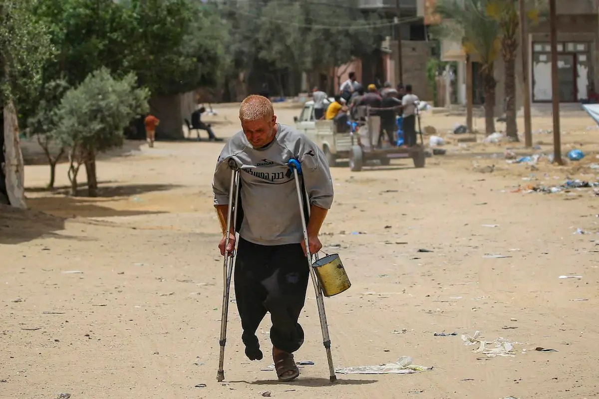 Um palestino amputado caminha por uma rua em Rafah, no sul da Faixa de Gaza, em 19 de maio de 2024 [AFP via Getty Images]

