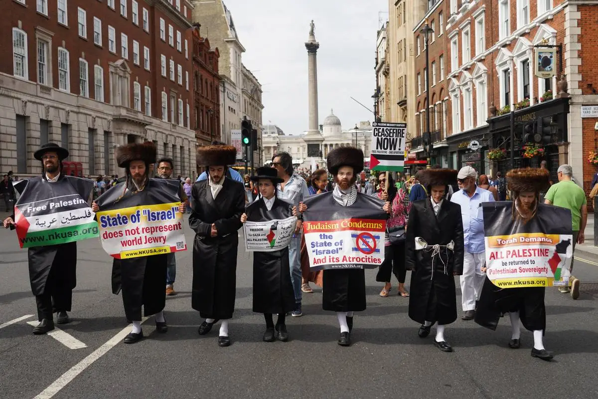 Membros do grupo judaico antissionista Neturei Karta, durante marcha pró-Palestina em Londres, no Reino Unido, em 3 de agosto de 2024 [Kristian Buus/In Pictures via Getty Images]
