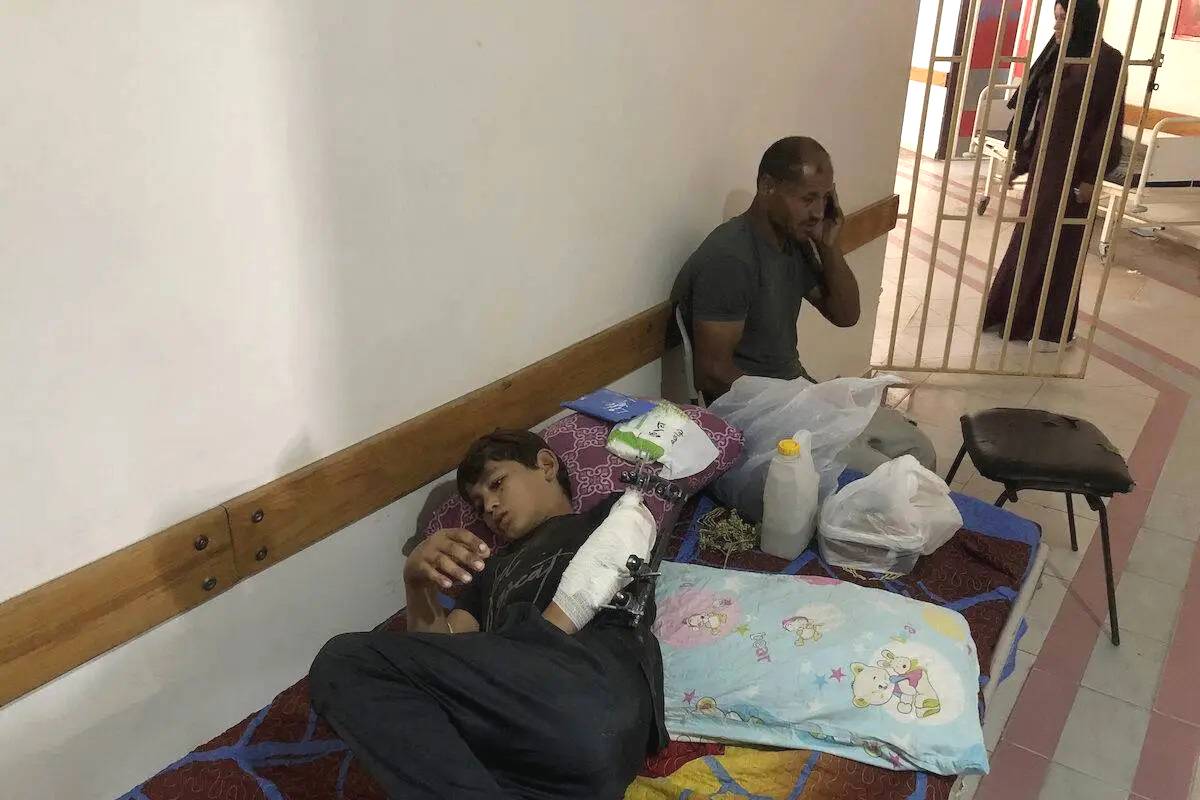 Pacientes, incluindo crianças, vitimadas pelos bombardeios de Israel, em tratamento no Hospital Indonésio, na Cidade de Gaza, em 10 de setembro de 2024 [Khalil Ramzi Alkahlut/Agência Anadolu via Getty Images]
