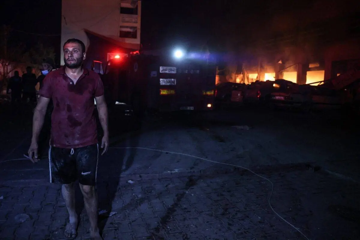 Cidadão palestino foge de um incêndio em uma escola convertida em abrigo no bairro de al-Zawayda, no centro de Gaza, após bombardeios israelenses, em 6 de outubro de 2024 [Bashar Taleb/AFP via Getty Images]
