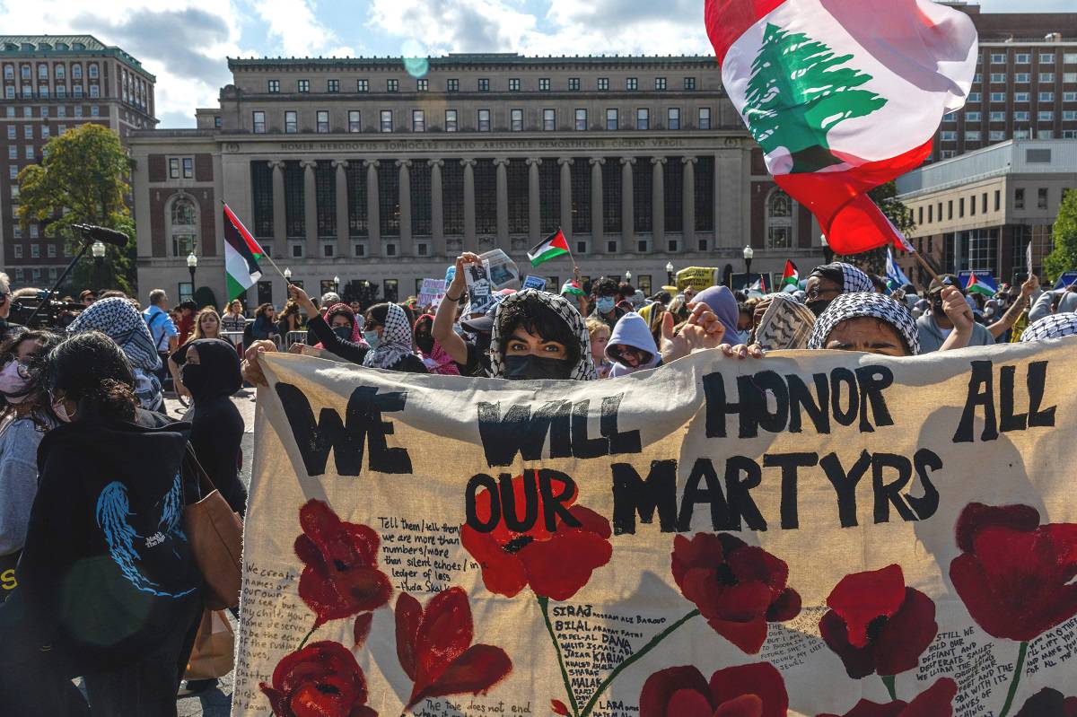 Estudantes da Columbia em Nova York fazem manifestação pela Palestina e Libano, homenageando seus mortos,  no aniversário de um ano da Tempestade de Al-Aqsa [Alex Kent/Getty Images]

