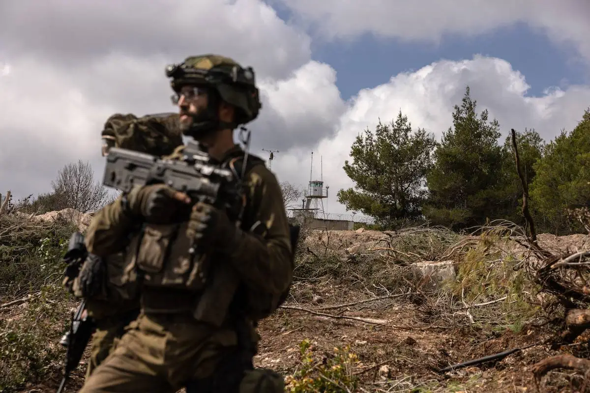 Tropas israelenses patrulham os arredores de uma base da Força Interina das Nações Unidas no Líbano (Unifil), em Naqoura, sul do Líbano, em 13 de outubro de 2024 [Menahem Kahana/AFP via Getty Images]