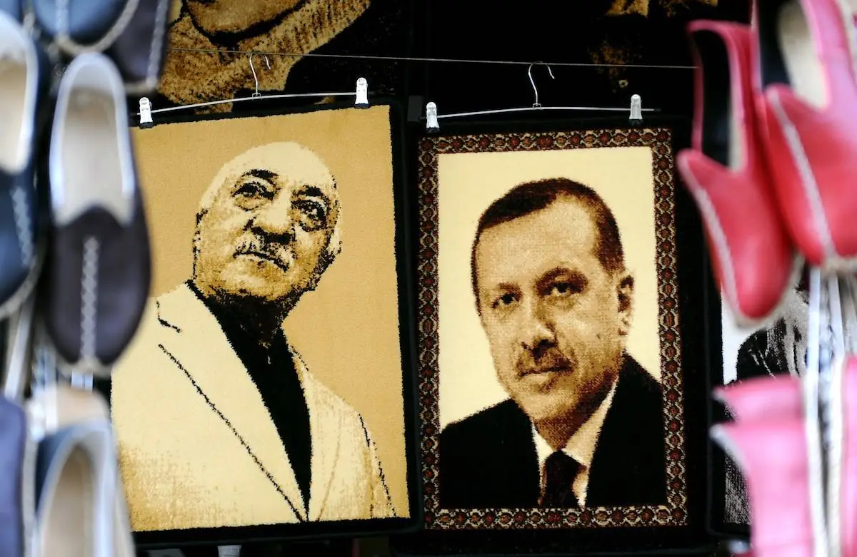 Retratos do presidente da Turquia, Recep Tayyip Erdogan, e seu opositor, Fethullah Gulen, em uma loja de Gaziantep, perto da fronteira síria, 17 de janeiro de 2014 [Ozan Kose/AFP via Getty Images]