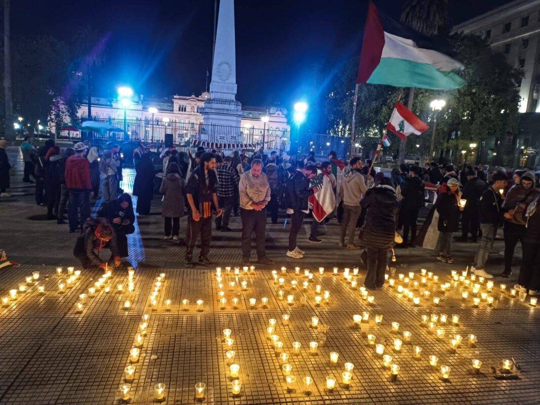 Argentina faz vigília por Palestina desde a véspera do aniversário de um ano da guerra de genocídio promovida por Israel. Em 6 de outubro de 2024, Buenos Aires, Argentina [Bruno Falci/ Monitor do Oriente Médio]