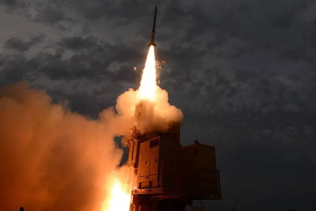 A Organização de Defesa de Mísseis de Israel (IMDO) da Diretoria de Pesquisa e Desenvolvimento de Defesa (DDR&D) e a Agência de Defesa de Mísseis dos EUA (MDA) concluíram com sucesso uma série de testes do Sistema de Armas David's Sling, um sistema de defesa antimísseis que é uma parte central do conjunto antimísseis multicamadas de Israel. Esta série de testes foi conduzida no YANAT Sea Range, operado na Base Aérea de Palmachim, Israel, em 25 de janeiro de 2023 [Wikimedia]