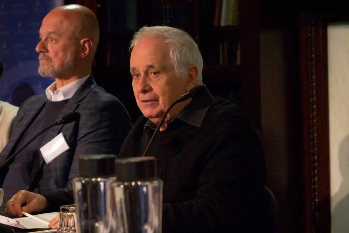 O historiador Ilan Pappe fala com casa cheia no lançamento de seu último livro Lobbying for Sionism em 11 de junho de 2024 [Monitor do Oriente Médio]
