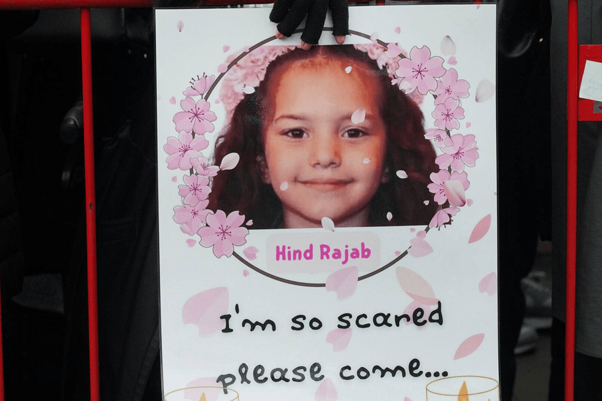 Mulher carrega uma foto de Hind Rajab, de 6 anos, em memória de sua morte enquanto as pessoas se reuniam em um comício perto da embaixada israelense em Londres, Reino Unido, depois que centenas de milhares marcharam exigindo um cessar-fogo e o fim do cerco israelense a Gaza em 17 de fevereiro de 2024 [Kristian Buus/In Pictures via Getty Images]
