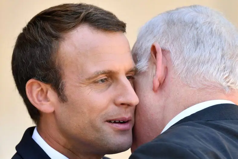 Presidente francês, Emmanuel Macron, recebe o premiê de Israel, Benjamin Netanyahu, no Palácio do Eliseu, em Paris, em 16 de julho de 2017 [Mustafa Yalçin/Agência Anadolu]
