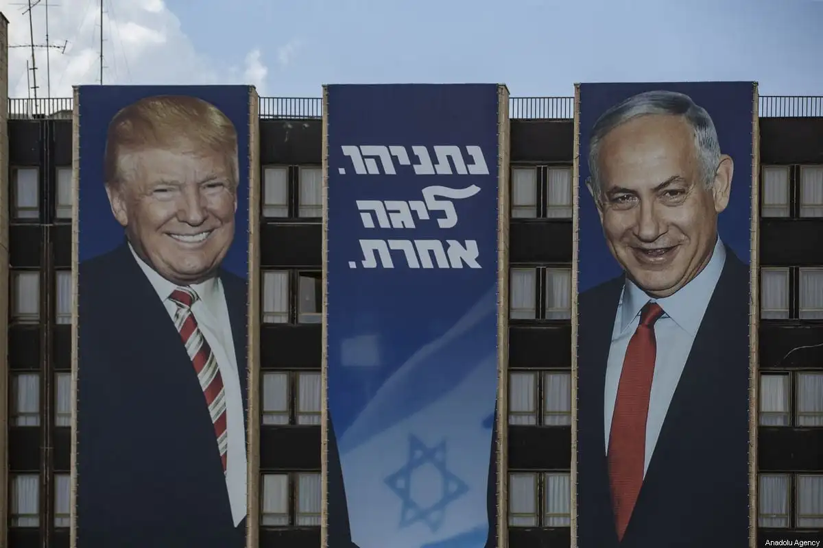 Cartazes do primeiro-ministro de Israel, Benjamin Netanyahu, e do presidente dos Estados Unidos, Donald Trump, durante as eleições gerais israelenses, na cidade ocupada de Jerusalém, em 16 de setembro de 2019 [Faiz Abu Rmeleh/Agência Anadolu]
