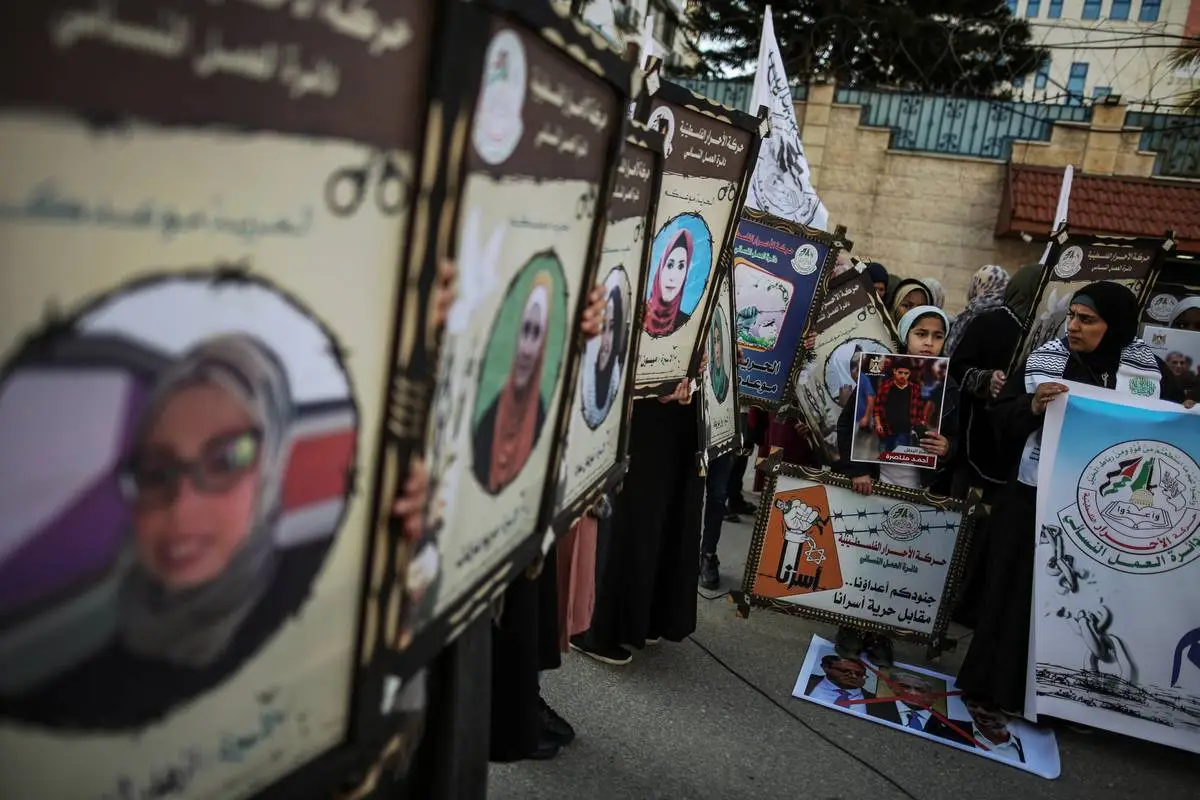 Manifestantes exibem retratos de mulheres palestinas aprisionadas por Israel, em ato em frente ao Escritório das Nações Unidas para Coordenação do Processo de Paz no Oriente Médio (Unsco), na Cidade de Gaza, em 12 de janeiro de 2023 [Ali Jadallah/Agência Anadolu]
