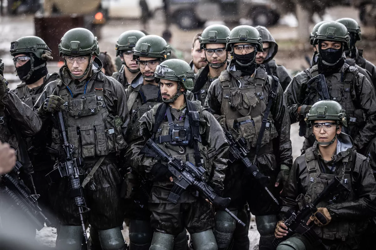 Soldados israelenses, tanques, obuses e veículos blindados são vistos enquanto a mobilidade militar israelense continua ao longo da cerca de Gaza, em Nahal Oz, Israel, em 13 de dezembro de 2023. [Mostafa Alkharouf/Agência Anadolu]
