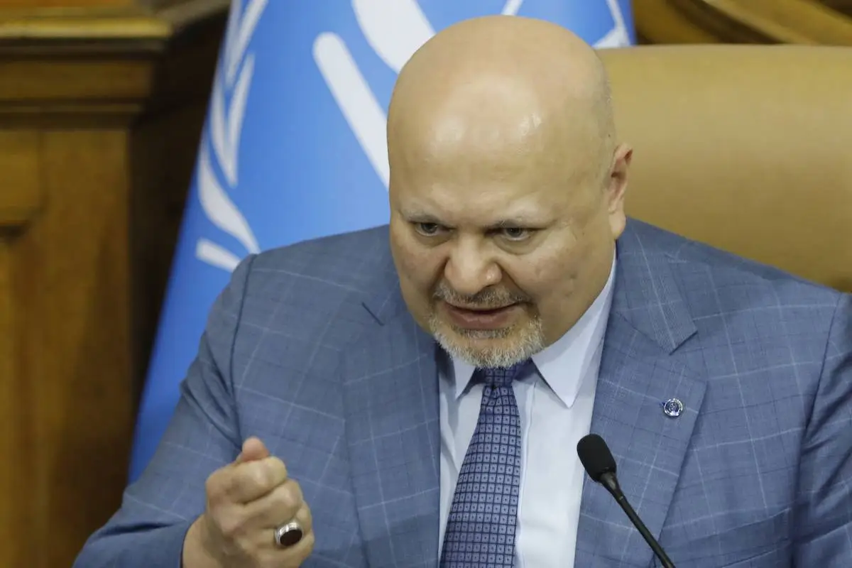 O promotor do Tribunal Penal Internacional (TPI), Karim Khan, fala durante um plano de trabalho entre o Gabinete do Promotor do Tribunal Penal Internacional (TPI) e a República da Venezuela, acompanhado pelo presidente da Assembleia Nacional Bolivariana da Venezuela, Jorge Rodriguez, na sede da Assembleia Nacional em Caracas, em 22 de abril de 2024 [Pedro Rances Mattey – Agência Anadolu]
