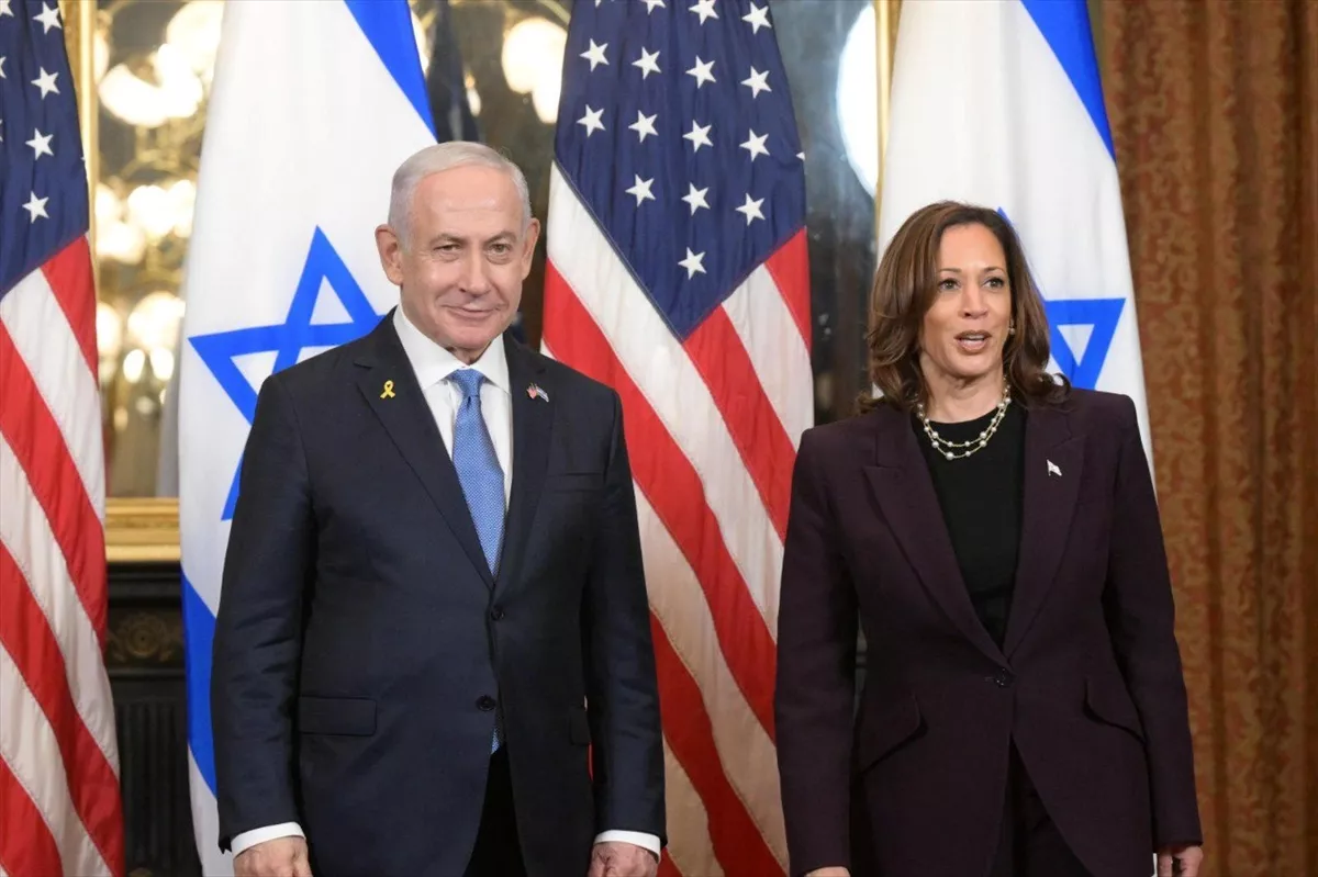 Primeiro-ministro de Israel, Benjamin Netanyahu, reúne-se com a vice-presidente dos Estados Unidos, Kamala Harris, em Washington, em 25 de julho de 2024 [Amos Ben-Gershom/Agência Anadolu]