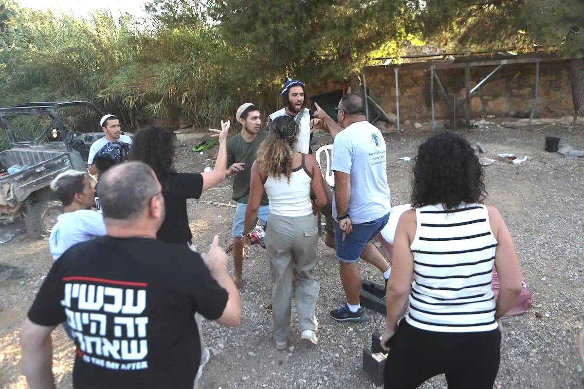 Proprietários de terras palestinos e ativistas estrangeiros entram em confronto com colonos judeus durante um protesto após uma invasão em Belém, Cisjordânia, em 22 de agosto de 2024. [Mamoun Wazwaz/ Agência Anadolu]
