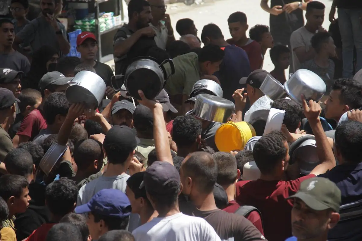 Palestinos deslocados esperam alimentos no campo de refugiados de Jabalia, no norte de Gaza, em 26 de agosto de 2024 [Mahmoud Issa/Agência Anadolu]