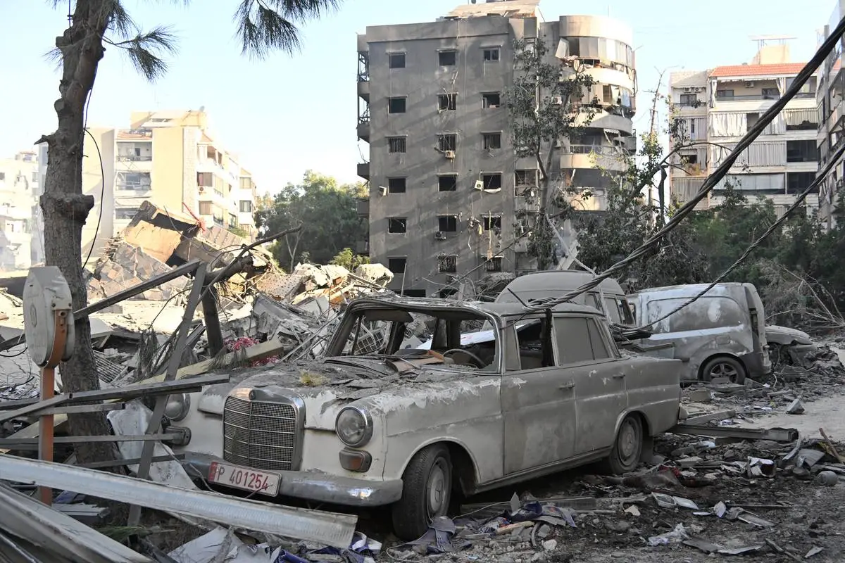 Destruição deixada por ataques de Israel a Dahiyeh, ao sul de Beirute, capital do Líbano, em 5 de outubro de 2024 [Houssam Shbaro/Agência Anadolu]