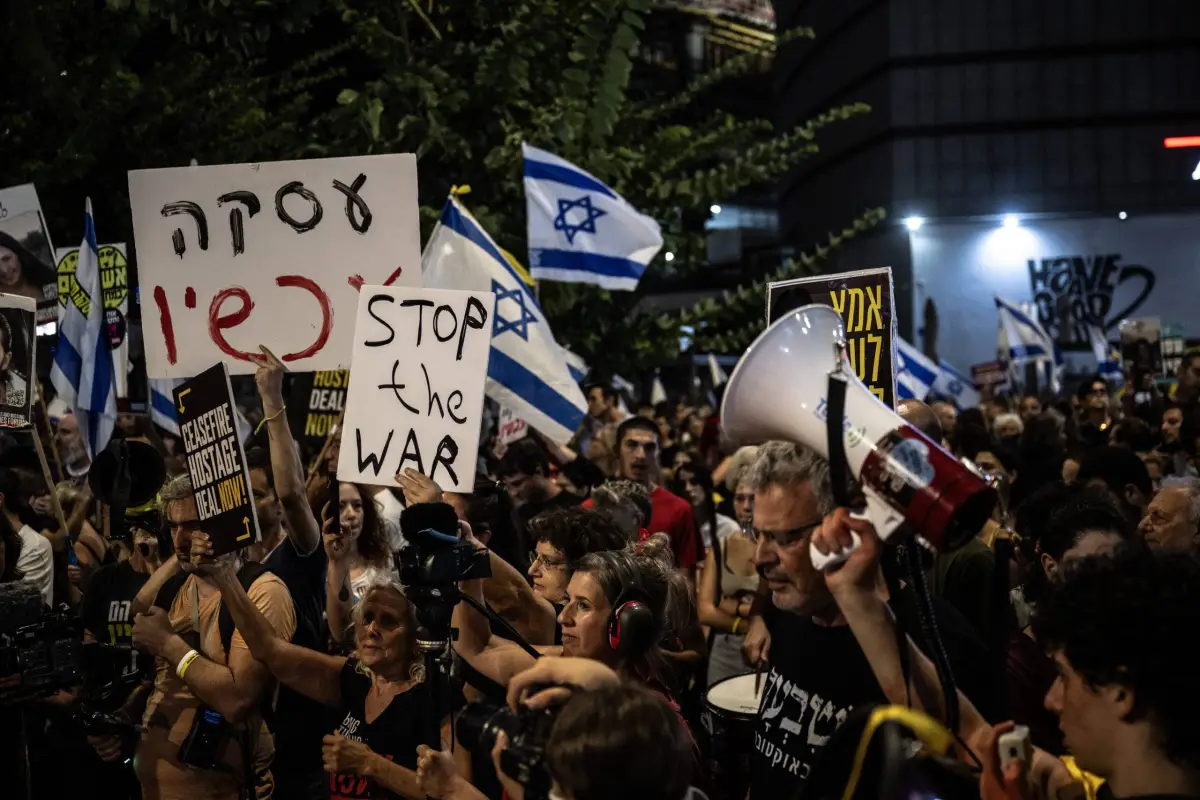 Milhares de israelenses se reúnem para protestar contra o primeiro-ministro israelense Benjamin Netanyahu e seu governo por não assinarem o acordo de cessar-fogo com Gaza em 05 de outubro de 2024 em Tel Aviv, Israel [Mostafa Alkharouf/ Agência Anadolu]
