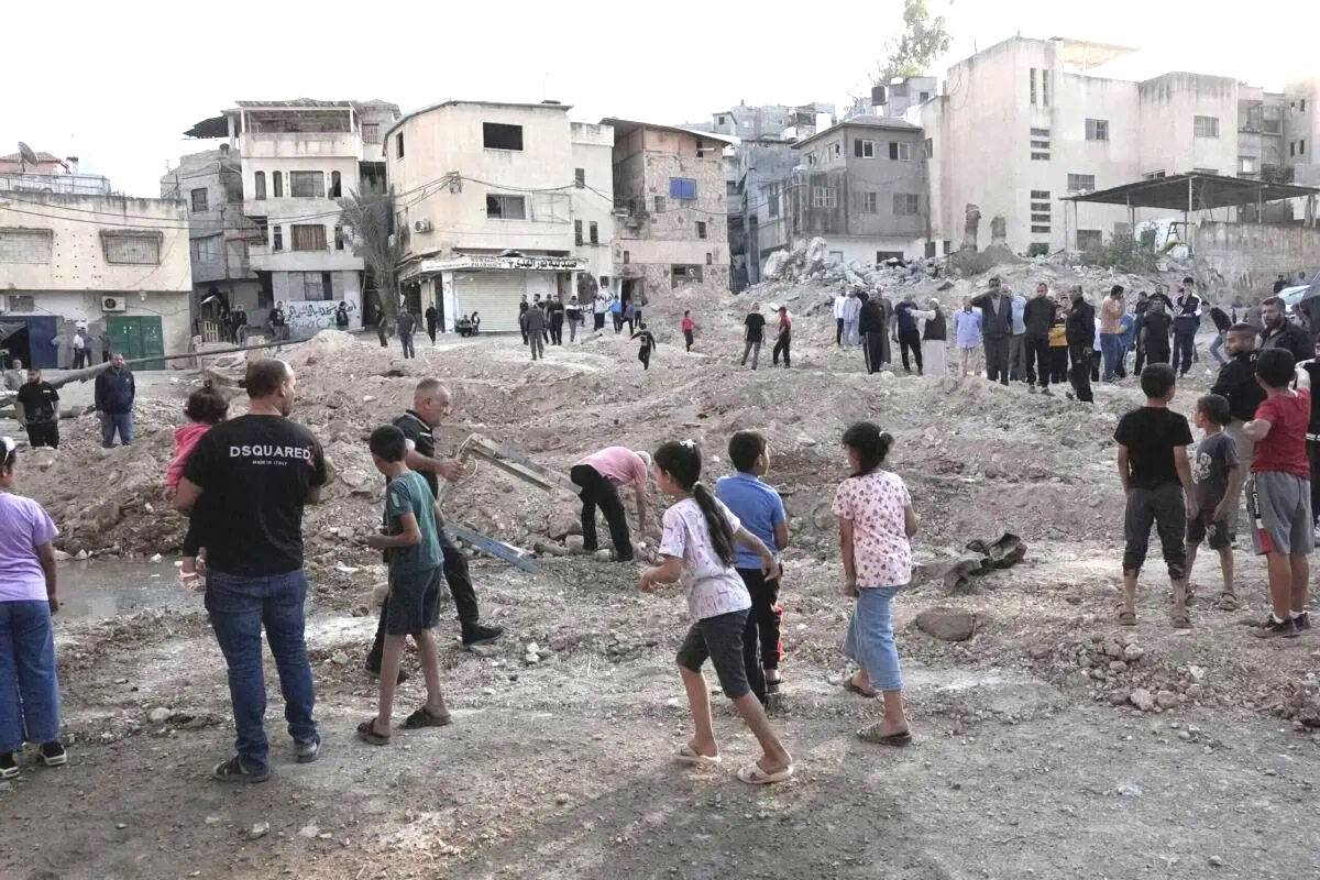 Palestinos inspecionam casas danificadas após a retirada de soldados israelenses dos campos de refugiados de Nur Shams e Tulkarm após uma operação de 13 horas, em Tulkarm, Cisjordânia, em 31 de outubro de 2024 [Issam Rimawi/Agência Anadolu]
