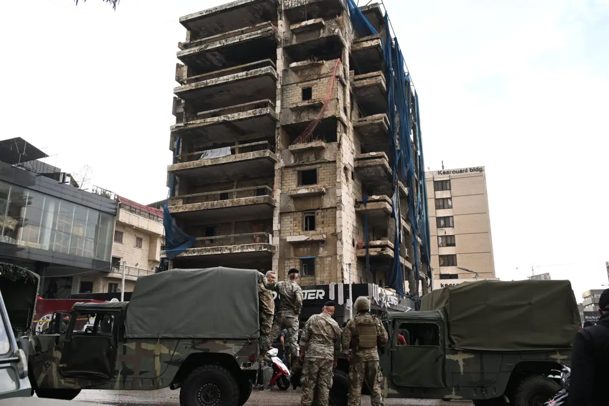 Forças de segurança libanesas tomam medidas na área após o ataque israelense a um prédio de apartamentos localizado no cruzamento do distrito de Dahiye, em Beirute, capital do Líbano, em 02 de novembro de 2024 [Houssam Shbaro/Agência Anadolu]

