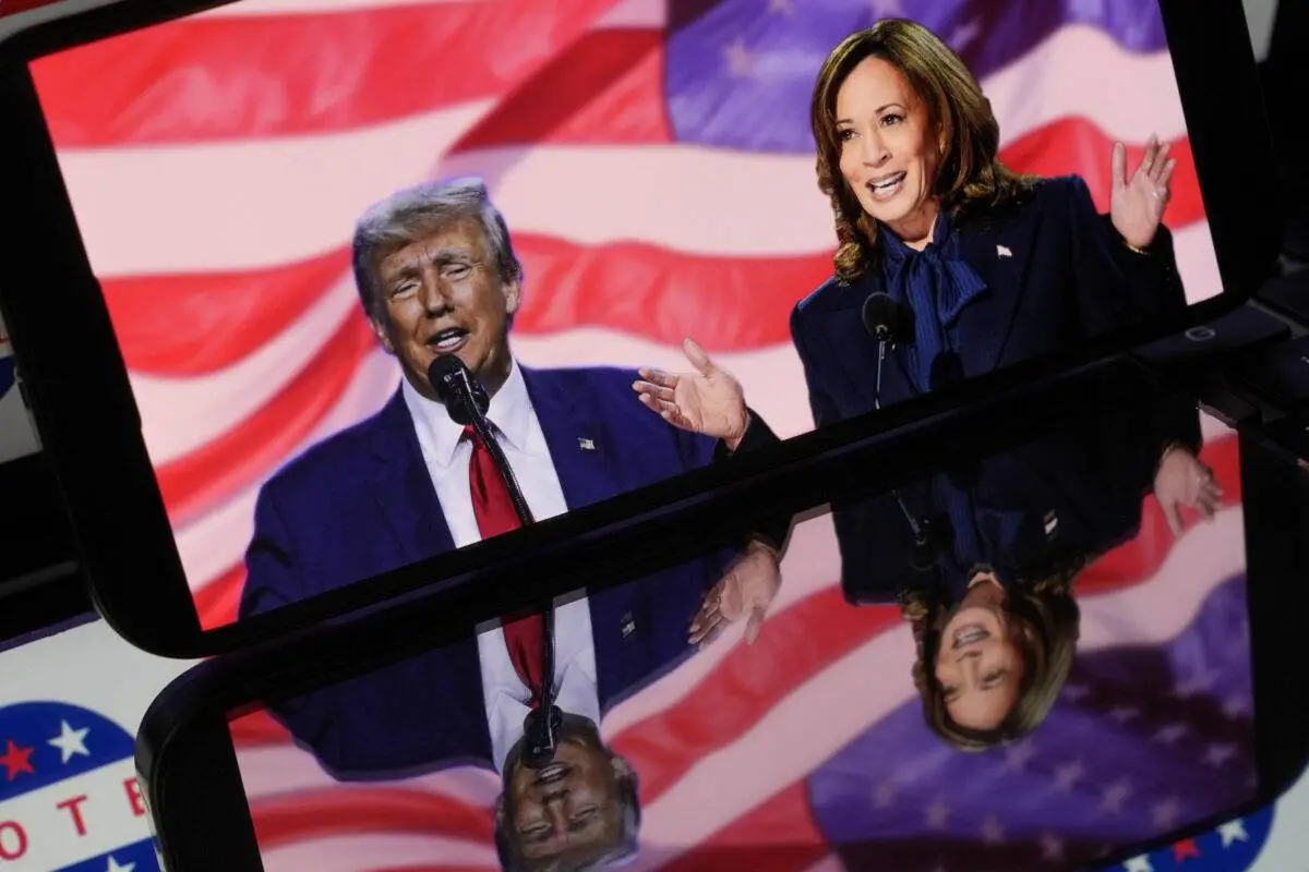 Kamala Harris e Donald Trump são vistos com a bandeira dos Estados Unidos em uma tela de celular antes das eleições presidenciais de 2024, em 5 de novembro de 2024 [Dilara İrem Sancar/Agência Anadolu]
