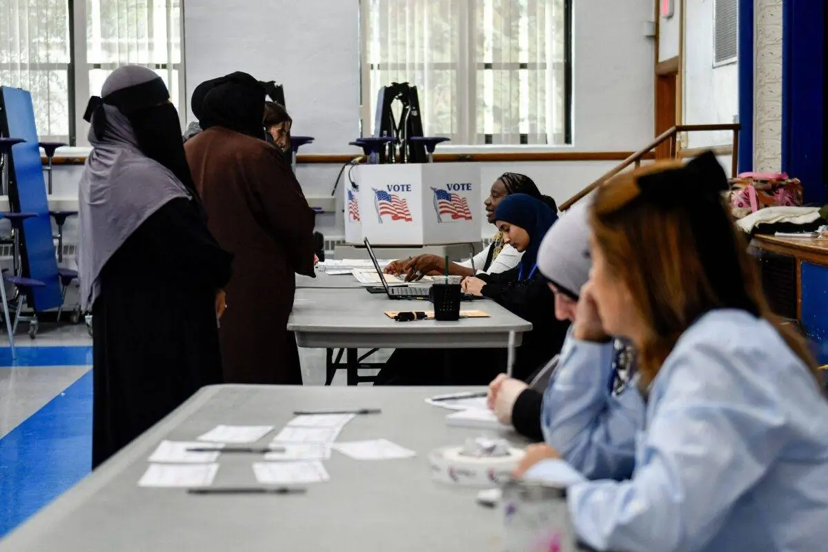 Árabe-americanos registram voto nas eleições gerais dos Estados Unidos, em Dearborn, Michigan, em 5 de novembro de 2024 [Adam James Dewey/Agência Anadolu]
