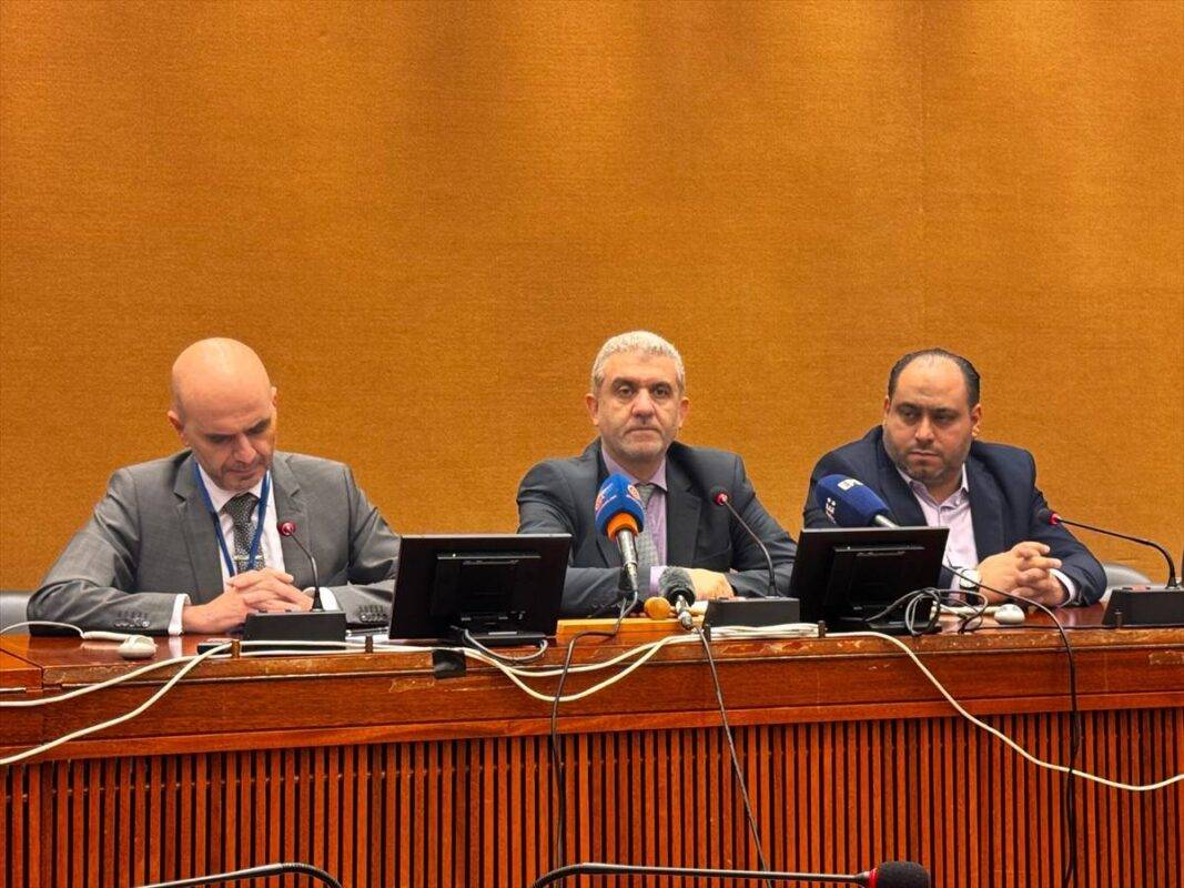 Ministro do Trabalho do Líbano, Mustafa Bayram (centro), durante coletiva de imprensa na sede das Nações Unidas em Genebra, na Suíça, em 6 de novembro de 2024 [Beyza Binnur Dönmez/Agência Anadolu]
