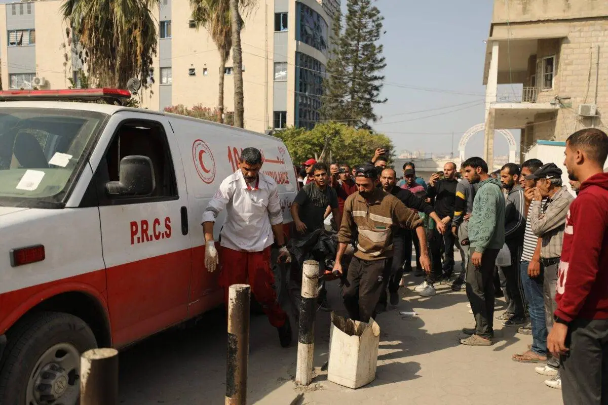 Palestinos, que ficaram feridos após o ataque do exército israelense na área de Jabaliya al-Balad, são levados ao Hospital Batista Al-Ahli para tratamento na Cidade de Gaza, Gaza, em 7 de novembro de 2024 [Dawoud Abo Alkas/Agência Anadolu]
