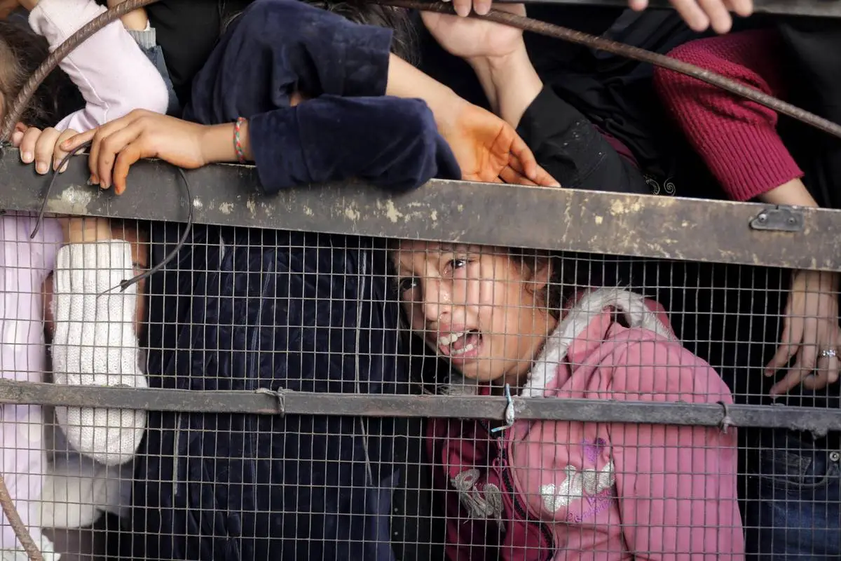 Criança palestina aguarda assistência alimentar no campo de refugiados de Nuseirat, na Cidade de Gaza, em 8 de novembro de 2024 [Moiz Salhi/Agência Anadolu]