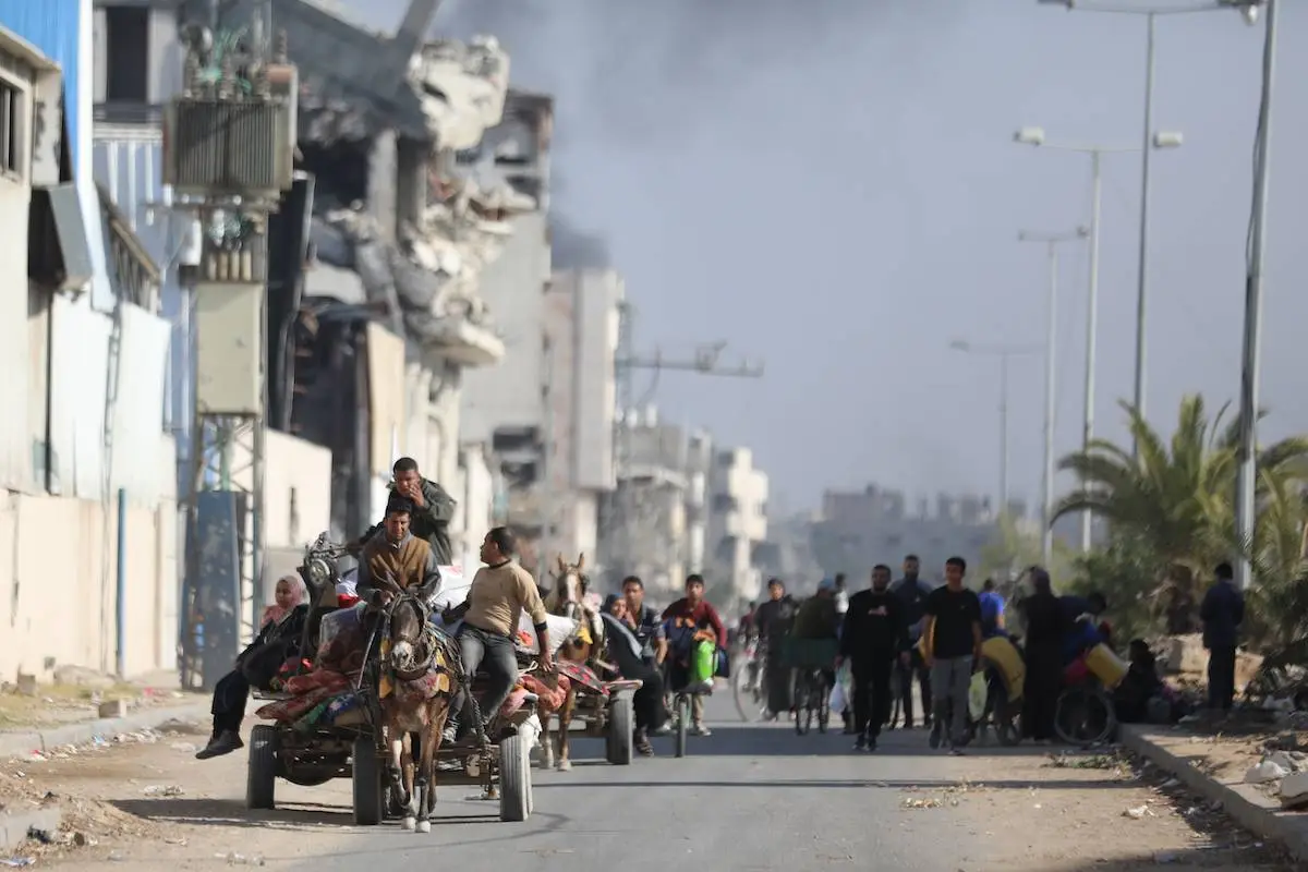 Palestinos fogem de Beit Hanoun, no norte de Gaza, sob bombardeios de Israel, em 12 de novembro de 2024 [Dawoud Abo Alkas/Agência Anadolu]
